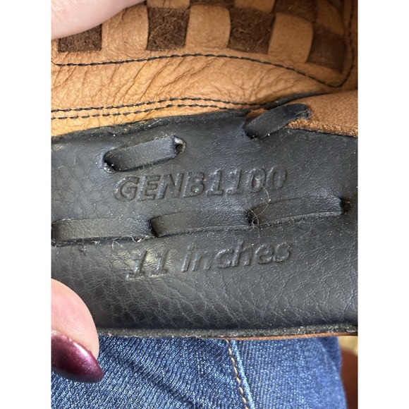 Louisville Slugger Genesis 1884 EZ LOC 11" Youth Baseball Glove - Picture 2 of 9